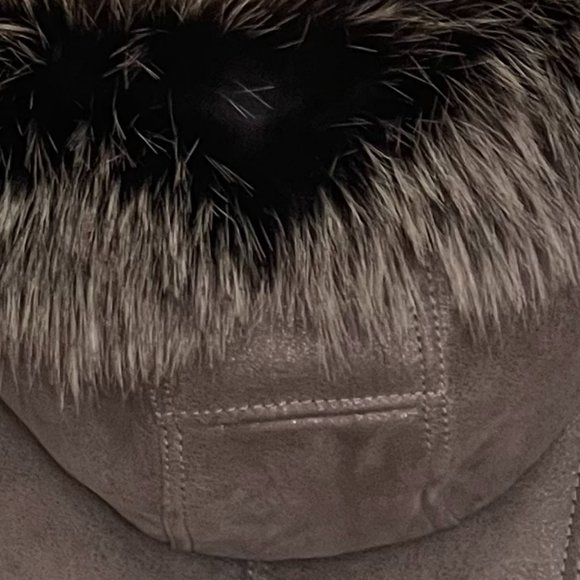 Hooded sheepskin coat with lush silver fox fur trim - Picture 7 of 13